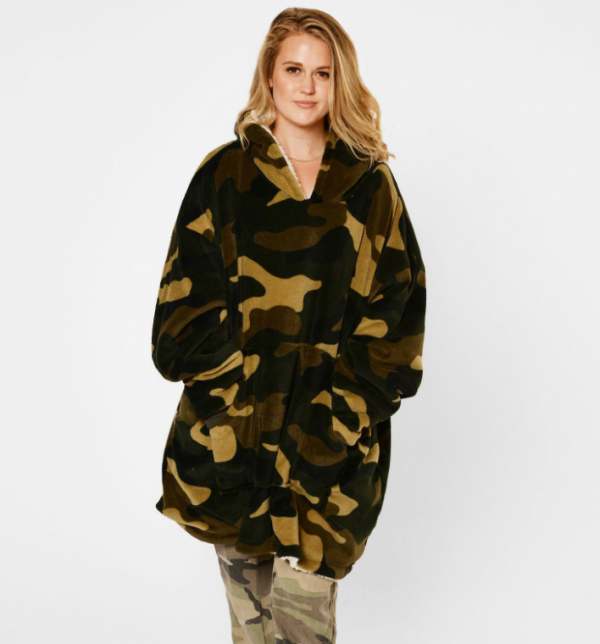 Hoodie oversize dengan motif camouflage